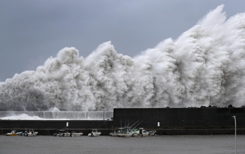 제21호 태풍 제비가 일본에 상륙해 해안가에 높은 파도가 솟구치고 있다. (사진=연합뉴스)
