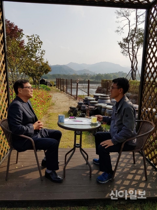 본지 김명호 기자와 단독 인터뷰를 하고 있는 (우측)박충식 경기도 연천군의회 더민주 원내대표. (사진=김명호 기자)