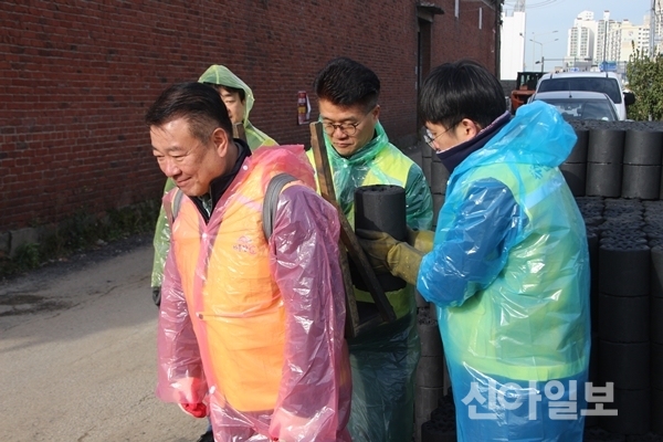 지난 5일 인천시 미추홀구 용현동 일대에서 저소득 가구를 위한 연탄배달 봉사 중인 박인서 사장(왼쪽 첫번째).(사진=인천도시공사)