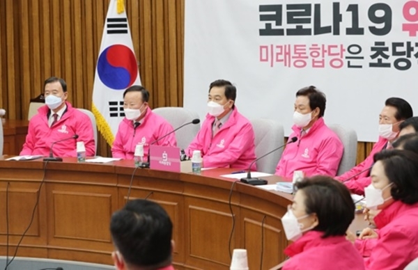 미래통합당 심재철 원내대표(왼쪽 세 번째)가 6일 오전 서울 여의도 국회에서 열린 원내대책회의에서 발언하고 있다. (사진=연합뉴스)