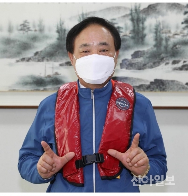 구명조끼 착용을 독려하는 임준택 수협중앙회장. (제공=수협중앙회)