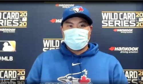 Ryu Hyun-jin conducts a video interview the day before the debut of the Wild Card series.  (Photo = Yonhap News)