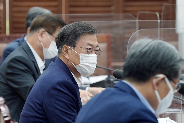 문재인 대통령이 12일 오전 청와대 여민관 소회의실에서 열린 WTO 사무총장 선거 지원 회의를 주재하고 있다.(사진=청와대)