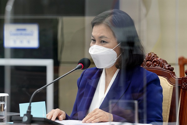 12일 오전 청와대 여민관 소회의실에서 열린 WTO 사무총장 선거 지원 회의에서 유명희 산업통상자원부 통상교섭본부장이 발언하고 있다.(사진=청와대)