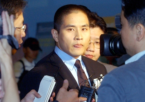 2003년 6월 약혼녀 부친상 조문을 위해 입국 금지조치가 일시 해제된 유씨가 입국, 인천공항에서 취재진들로부터 질문을 받고 있는 모습. (사진=연합뉴스)