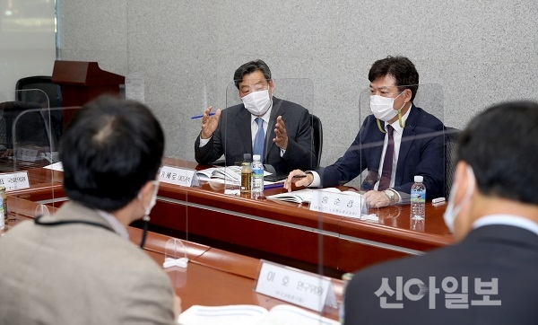 사진은 28일 국회의원회관 제11간담회장에서 열린 ‘서해안 내포철도(가칭) 국가계획 반영을 위한 국회토론회’ 모습.(사진=태안군)