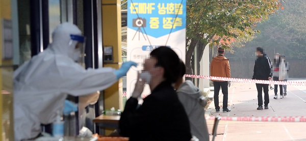 검사 받는 학생. (사진=연합뉴스)