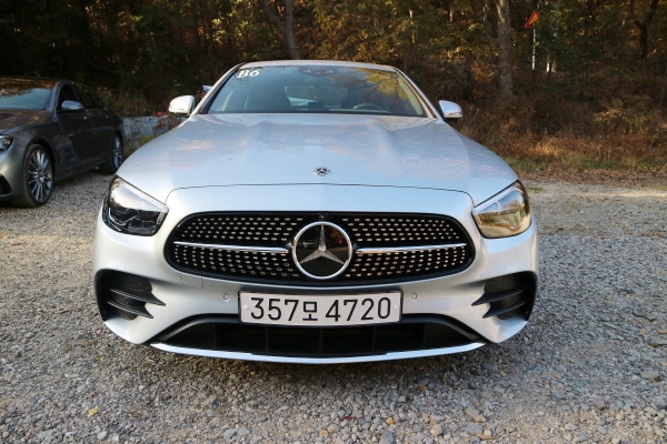 ‘더 뉴 메르세데스-벤츠 E 220 d 4MATIC AMG 라인’ 전면부. (사진=이성은 기자)
