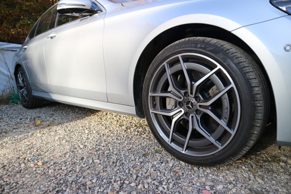 ‘더 뉴 메르세데스-벤츠 E 220 d 4MATIC AMG 라인’ 19인치 ‘AMG 5 트윈 스포크 알로이 휠’. (사진=이성은 기자)