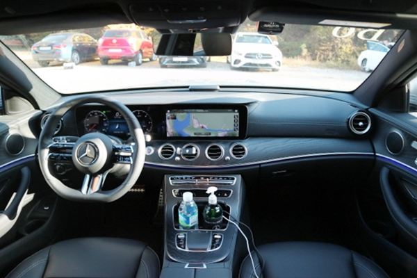 ‘더 뉴 메르세데스-벤츠 E 220 d 4MATIC AMG 라인’ 앞좌석. (사진=이성은 기자)