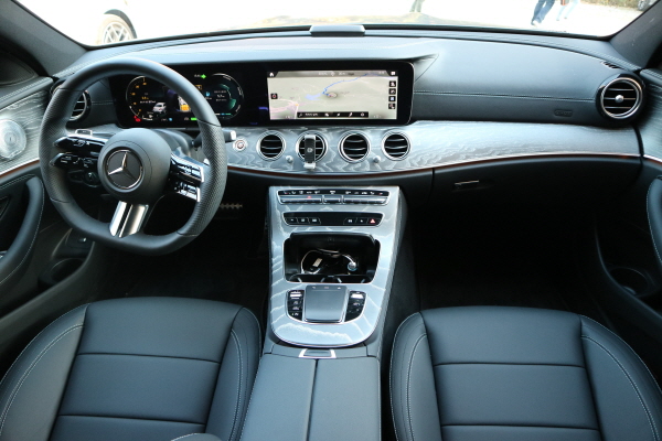 ‘더 뉴 메르세데스-벤츠 E 350 4MATIC AMG 라인’ 앞좌석. (사진=이성은 기자)