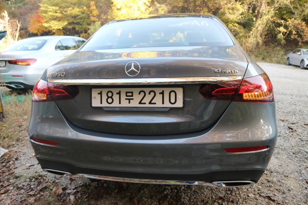 ‘더 뉴 메르세데스-벤츠 E 350 4MATIC AMG 라인’ 후면부. (사진=이성은 기자)
