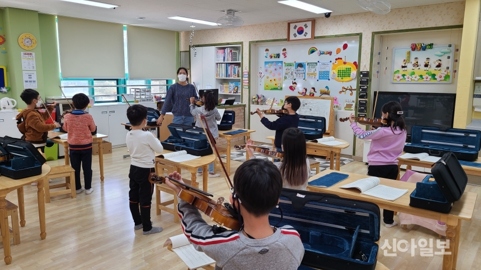 지난 15일 인천 양지초등학교의 초등돌봄 음악교실에서 아이들이 바이올린을 배우고 있다. (사진=포스코건설)