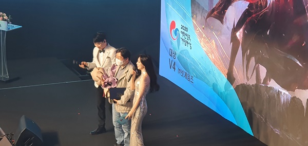 박용현 넷게임즈 대표가 18일 부산 서면 '이스포츠 경기장'에서 열린 '2020 대한민국 게임대상'에서 자사 개발작 V4로 대상을 받은 후 소감을 발표하고 있다.(이미지=신아일보)