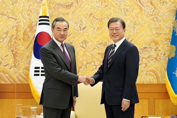 문재인 대통령이 26일 오후 청와대에서 왕이(王毅) 중국 외교담당 국무위원 겸 외교부장을 만나 악수하고 있다.(사진=청와대)