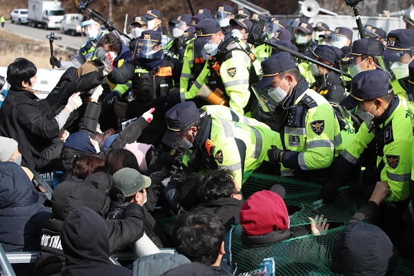 27일 경북 성주 초전면 소성리 진밭교에서 충돌하는 주민과 경찰. (사진=연합뉴스)