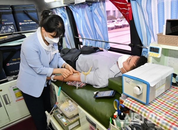 경남은행은 27일 울산광역시가 주최한 '혈액 수급 안정화를 위한 사랑의 헌혈 행사'에 동참했다. (사진=경남은행)