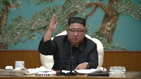 김정은 북한 노동당 위원장이 지난 15일 당 중앙위원회 본부청사에서 정치국 확대회의를 주재했다. 이날 회의에서는 평양의대 당위원회의 범죄 행위와 신종 코로나바이러스 감염증(코로나19) 방역 강화방안을 논의했다. (조선중앙TV 화면)