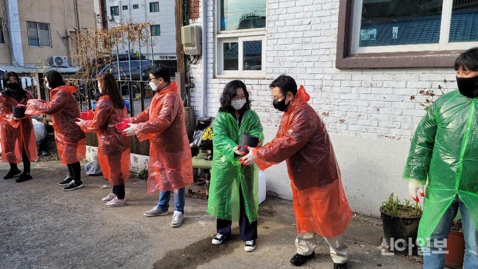 국토교통과학기술진흥원 임직원들이 저소득 가정에 연탄을 전달하고 있다. (사진=국토교통진흥원)