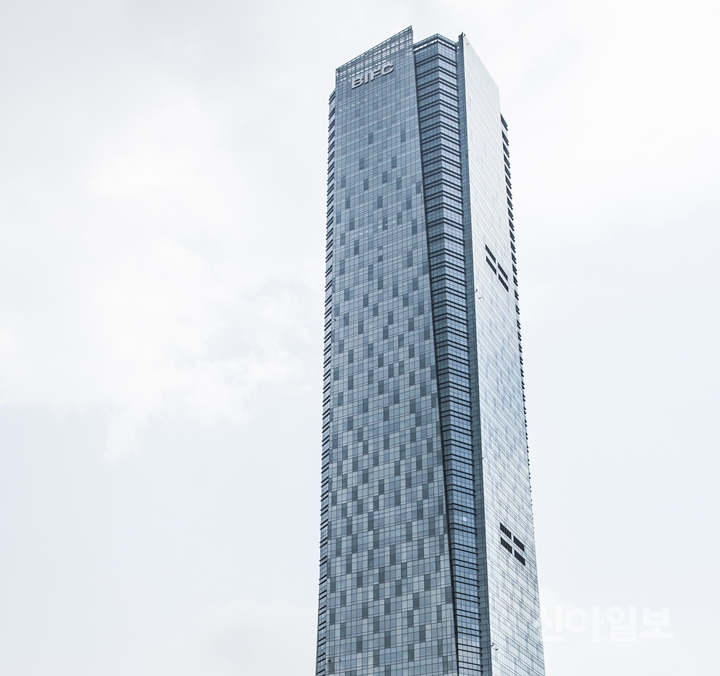 HUG가 입주한 부산시 남구 부산국제금융센터(BIFC) 전경. (사진=신아일보DB)