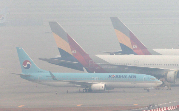 인천국제공항 주기장에 있는 대한항공 항공기(앞)와 아시아나항공 항공기(뒤). (사진=연합뉴스)