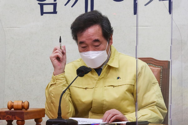 더불어민주당 이낙연 대표가 13일 국회에서 열린 최고위원회의에서 자료를 살피고 있다. (사진=연합뉴스)