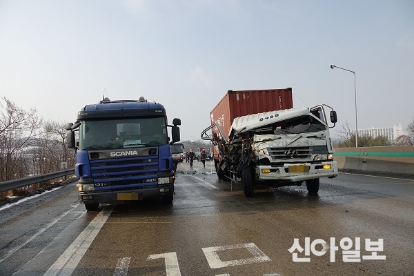 서해안고속도로 상행선 (당진ic에서 진입해서 졸음쉼터 전) 교통사고 모습.(사진=당진소방서)