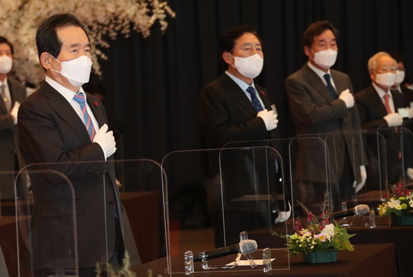 정세균 국무총리가 19일 오후 서울 여의도 중소기업중앙회에서 열린 중소기업인 신년인사회에 참석해 국기에 대한 경례를 하고 있다. (사진=연합뉴스)