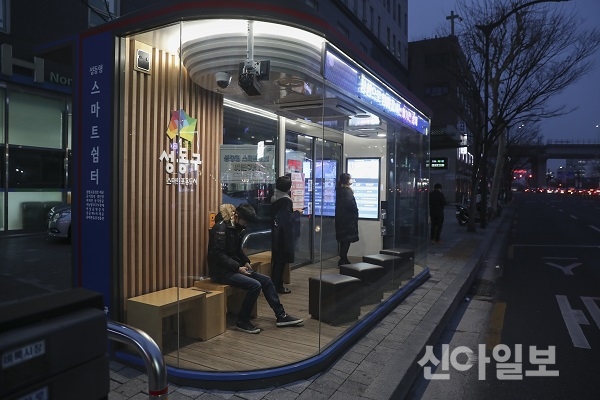 추운 겨울 날씨 대중교통 이용자들이 스마트 쉼터에서 매서운 겨울 바람을 피하고 있다. 사진은 성동구 마장축산물시장 버스정류장에 위치한 스마트 쉼터의 모습.(사진=성동구)