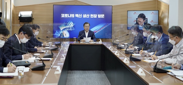 문재인 대통령이 20일 오전 경북 안동시 SK바이오사이언스 공장에서 열린 '코로나19 백신 기업 영상 간담회'에서 발언하고 있다. (사진=연합뉴스)