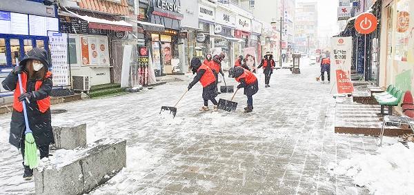 하나님의 교회 신자들이 광주 광산구 첨단2동 일대에서 시민들의 안전을 위해 제설봉사를 하는 모습. (사진=하나님의교회)