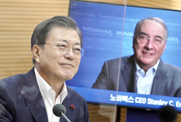 문재인 대통령이 20일 오전 경북 안동시 SK바이오사이언스 공장에서 열린 '코로나19 백신 기업 영상 간담회'에서 노바백스사의 스탠리 에르크 대표이사와 영상 통화를 하고 있다. (사진=연합뉴스)
