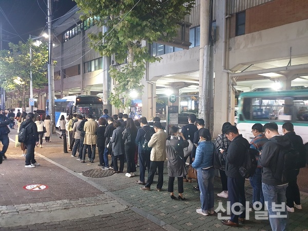 당산역 2번 출구 앞 버스정류소에서 광역버스를 기다리는 승객들이 길게 줄을 서 대기하고 있다.(사진=영등포구)