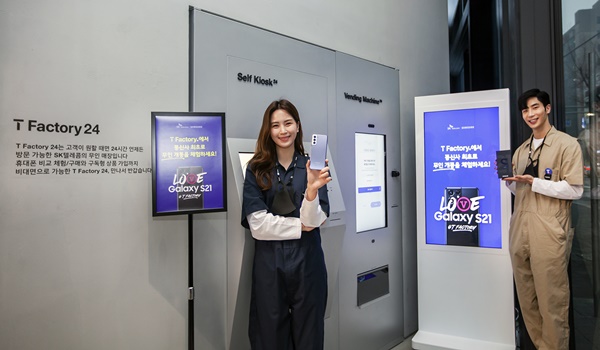 SK텔레콤 홍보 모델들이 T팩토리에서 갤럭시S21 개통 행사를 알리고 있다.(이미지=SK텔레콤)