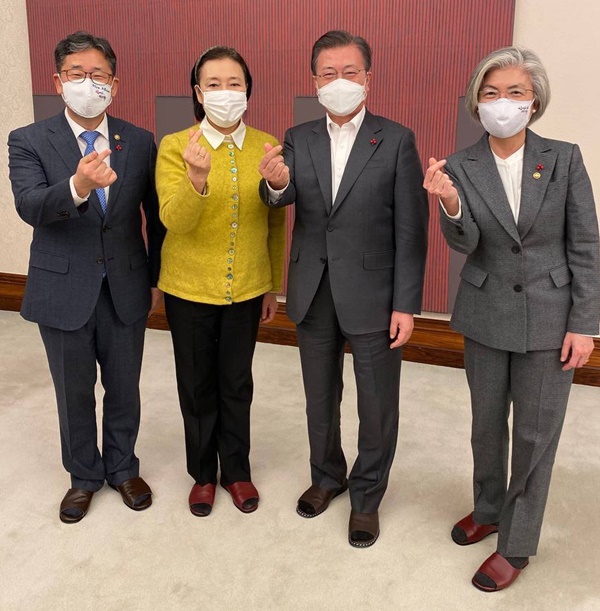 문재인 대통령이 지난 21일 청와대에서 최근 개각으로 물러난 박영선 전 중소벤처기업부 장관(왼쪽 두번째). 강경화 외교부 장관, 박양우 문화체육관광부 장관과 만찬을 하며 기념촬영하고 있다. (사진=연합뉴스)