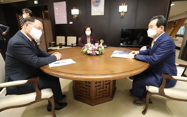 정세균 국무총리(오른쪽)가 26일 오전 세종시 정부세종청사에서 열린 총리-부총리 협의회에 참석해 홍남기 경제 부총리 겸 기획재정부 장관(왼쪽), 유은혜 사회 부총리 겸 교육부 장관(가운데)과 대화하고 있다. (사진=연합뉴스)