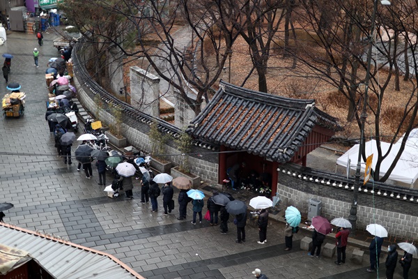 신종 코로나바이러스 감염증(코로나19)이 전 세계를 덮친 지난해 한국 경제가 외환위기 이후 처음으로 역성장을 기록했다. 다만 작년 4분기는 전 분기 대비 1% 이상 성장하면서 2개 분기 연달아 반등에 성공했다. 사진은 26일 오전 서울 종로구의 한 무료급식소 앞에서 어르신들이 점심을 먹기 위해 줄을 서 있는 모습. (사진=연합뉴스)
