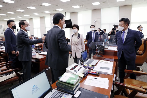 윤호중 국회 법제사법위원장, 더불어민주당 백혜련 간사, 국민의힘 김도읍 간사 등이 25일 국회 법제사법위원회에서 열린 박범계 법무부 장관 후보자 인사청문회에서 오전 질의가 끝난 뒤 언쟁하고 있다. (사진=연합뉴스)