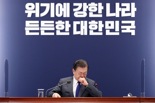 문재인 대통령이 지난 21일 오후 청와대에서 열린 국가안전보장회의(NSC) 전체회의 및 외교안보부처 업무보고를 주재하고 있다. (사진=연합뉴스)