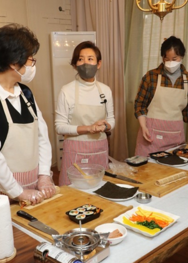 서울시장 보궐선거 출마를 선언한 국민의힘 나경원 전 의원이 26일 오후 서울 마포구 연남동 '바투 스테이'에서 열린 여성일자리 현장 체험프로그램에 참여해 대화하고 있다. (국회사진기자단)