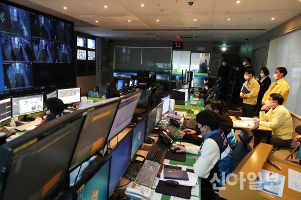 CCTV 관제요원이 지능형 선별관제시스템 영상과 선별된 이상 징후를 유심히 추적하고 있다.(사진=성동구)