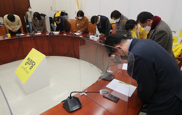 김종철 전 대표 성추행 사건을 논의하기 위해 26일 오후 국회에서 열린 정의당 대표단-의원단 긴급 연석회의에서 김윤기 당대표 직무대행 등 참석자들이 회의 시작 전 국민에게 사과하고 있다. (사진=연합뉴스)