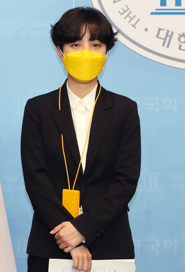 정의당 류호정 의원이 1일 국회 소통관에서 임성근 법관 탄핵소추안 발의에 관해 기자회견하고 있다. (사진=연합뉴스)