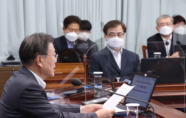 문재인 대통령이 1일 오후 청와대에서 열린 수석·보좌관 회의에서 발언을 하고 있다. 왼쪽부터 문 대통령, 서주석 국가안보실 1차장, 서훈 국가안보실장, 김형진 국가안보실 2차장. (사진=연합뉴스)