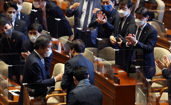더불어민주당 이낙연 대표가 2일 국회 본회의에서 교섭단체 대표연설을 마치고 퇴장하며 동료의원들의 박수를 받고 있다. (사진=연합뉴스)