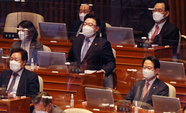 국민의힘 김성원 원내수석부대표(가운데) 등 의원들이 2일 국회 본회의에서 더불어민주당 이낙연 대표가 교섭단체 대표연설 중 북한 원전 건설 추진 논란과 관련해 "제1야당 지도자들이 넘어서는 안 되는 선을 넘었다. 묵과할 수 없는 공격을 대통령에게 가했다"며 비판하자 항의하고 있다. (사진=연합뉴스)