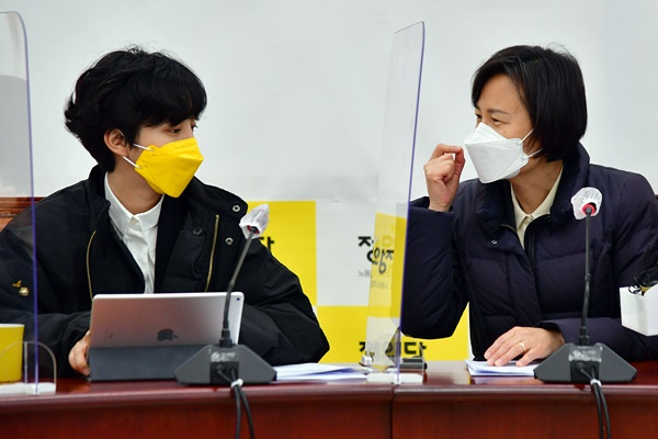 2일 오전 국회에서 열린 정의당 의원총회에서 강은미 비상대책위원장(오른쪽)과 류호정 의원이 회의 시작 전 대화하고 있다. (사진=연합뉴스)