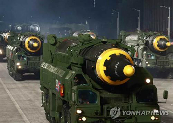북한, 당 창건 75주년 열병식에 등장한 화성-12형. (사진=연합뉴스)