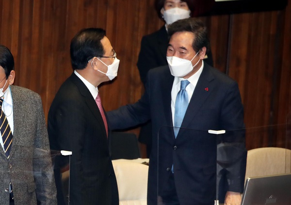 주호영 국민의힘 원내대표가 지난 2일 더불어민주당 이낙연 대표(오른쪽)와 국회 본회의장에서 국민의힘 주호영 원내대표와 대화하고 있다. (사진=연합뉴스)