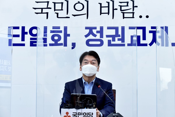 국민의당 안철수 대표가 3일 국회에서 열린 서울시장 보궐선거 예비후보 기자간담회에서 "금태섭 후보뿐 아니라 문재인 정권을 심판하고 정권 교체에 동의하는 모든 범야권 후보들이 함께 모여 1차 단일화를 이룰 것을 제안한다"고 말하고 있다. (사진=연합뉴스)